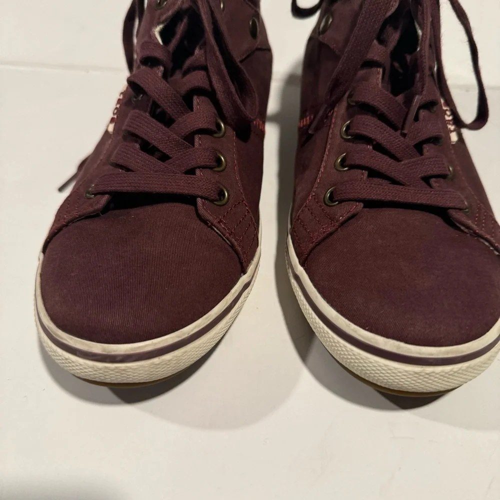 Taos Top Star Distressed Bordeaux Sneaker Size 7.5